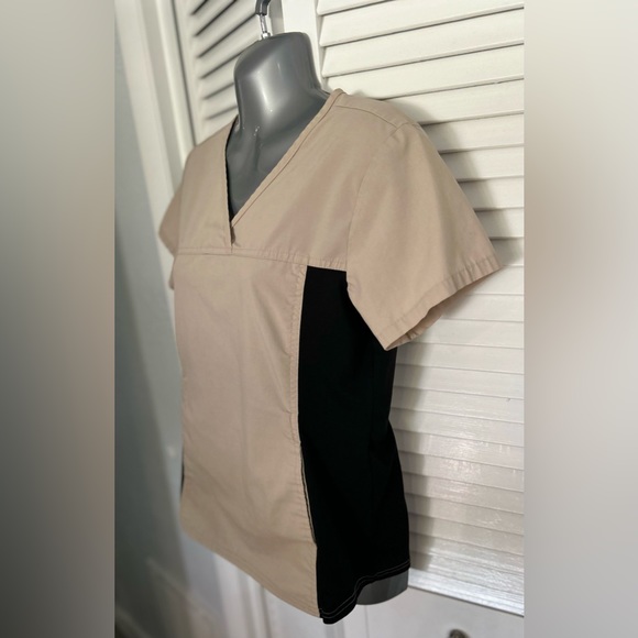 Mobb Medical Scrub and Nursing Uniform top - XS tan and black front pocket pouch - Picture 2 of 3